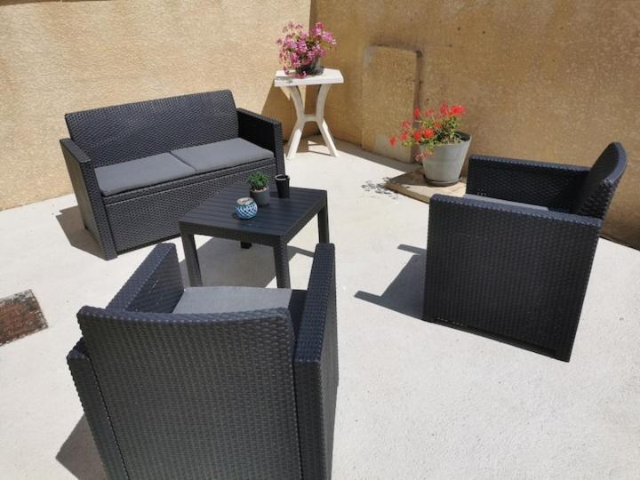 Appartement Agreable Et Spacieux Ensoleille Valros Bagian luar foto